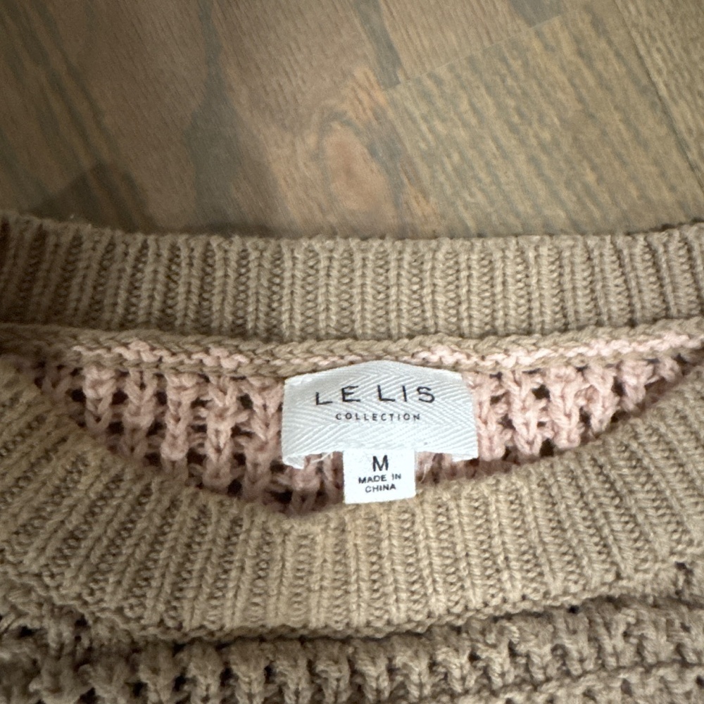 Like New Cropped 3/4 sleeve sweater Size M - Picture 2 of 6